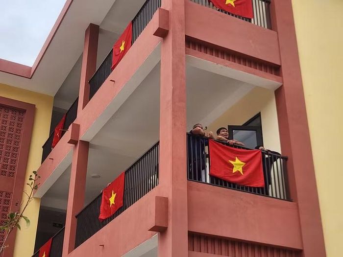 Phụ huynh cùng tham quan cơ sở vật chất tại ngôi trường mới.