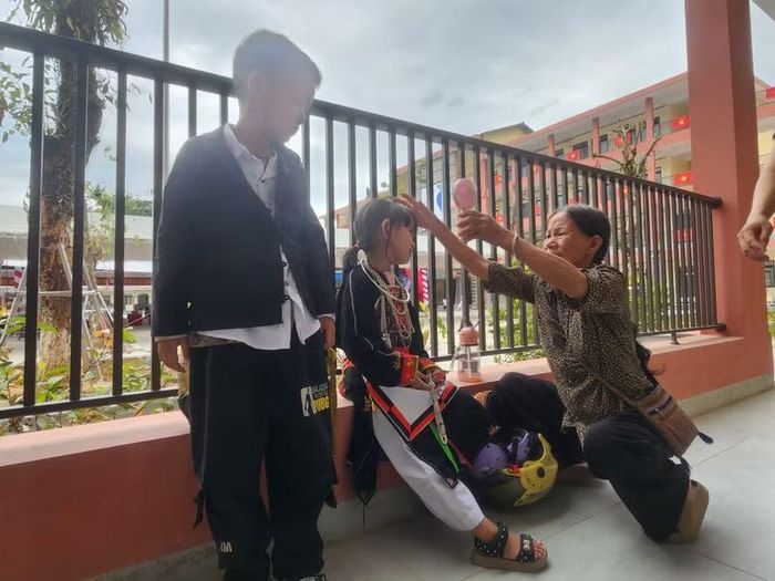 Bà đưa cháu đi tham dự Lễ khai giảng năm học mới.