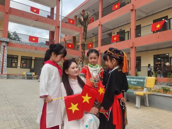 Cô và trò Trường Phổ thông nội trú liên cấp TH& THCS Thanh Thủy trong ngày khai giảng.