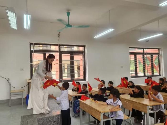 Cô và trò hào hứng chào đón năm học mới.