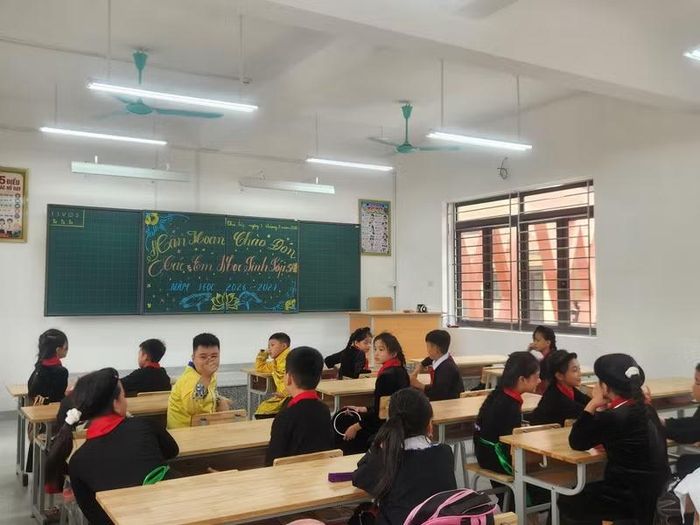 Các em học sinh tươi vui với môi trường mới hiện đại hơn.