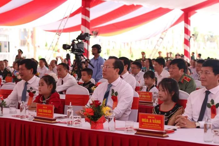 Thứ trưởng Đoàn Trung Kiên dự Lễ khai giảng và khánh thành Trường PTNT TH&THCS Thanh Nưa.
