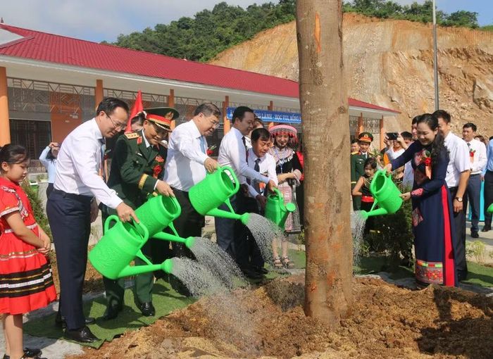 Phó Thủ tướng Thường trực cùng các đại biểu trồng cây lưu niệm tại Trường PTNT TH&THCS Thanh Nưa.