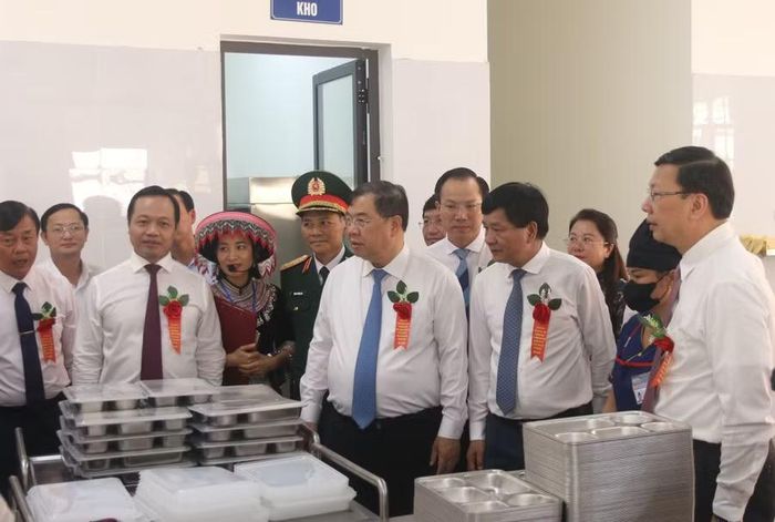 Phó Thủ tướng Thường trực kiểm tra phòng ăn tại Trường PTNT TH&THCS Thanh Nưa.