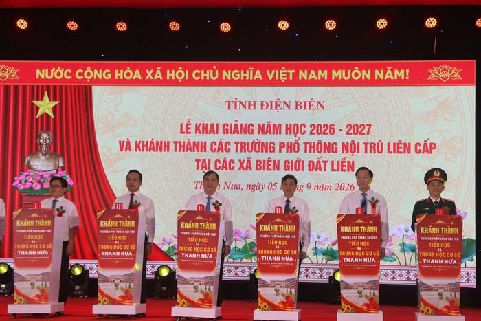 Các đại biểu thực hiện nghi thức khánh thành Trường PTNT TH&THCS Thanh Nưa.