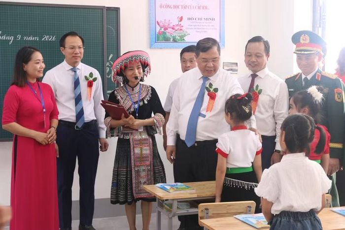 Phó Thủ tướng Thường trực cùng các đại biểu thăm lớp học tại Trường PTNT TH&THCS Thanh Nưa.