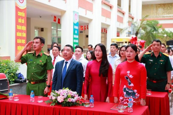Lãnh đạo phường Ba Đình dự, chung vui khai giảng với nhà trường.