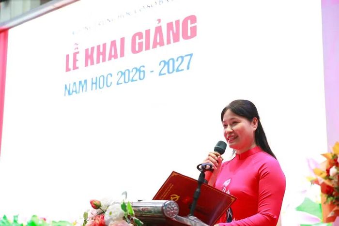 Nhà giáo Lê Hoàn Châu – Bí thư Đảng bộ, Hiệu trưởng Trường THCS Ba Đình phát biểu tại Lễ khai giảng.