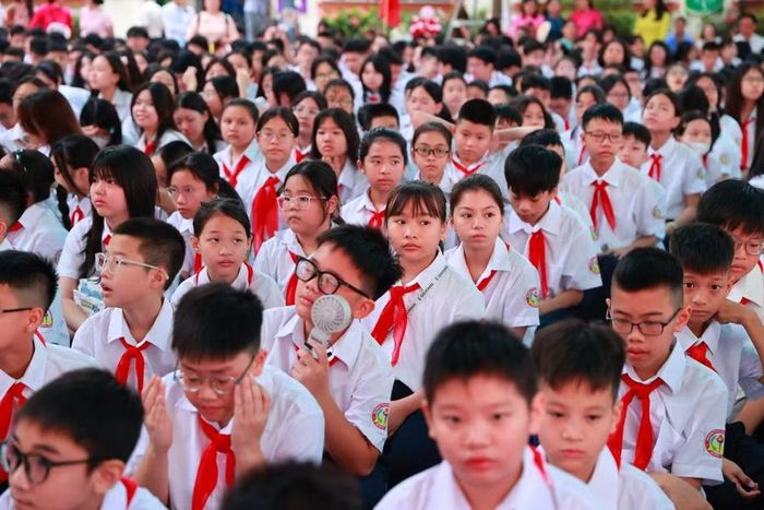 Học sinh hân hoan chào mừng năm học mới.