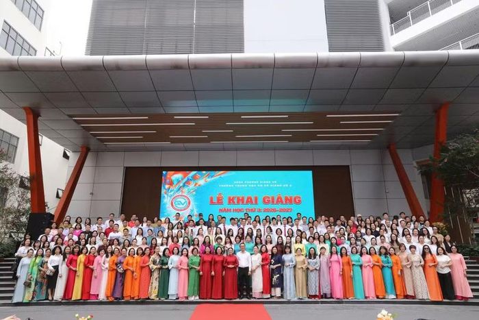 Đại biểu chụp ảnh lưu niệm với thầy cô giáo nhà trường tại buổi lễ khai giảng.