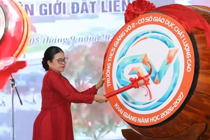 Nhà giáo Phạm Thị Hương Giang, Hiệu trưởng nhà trường đánh trống khai giảng năm học mới.