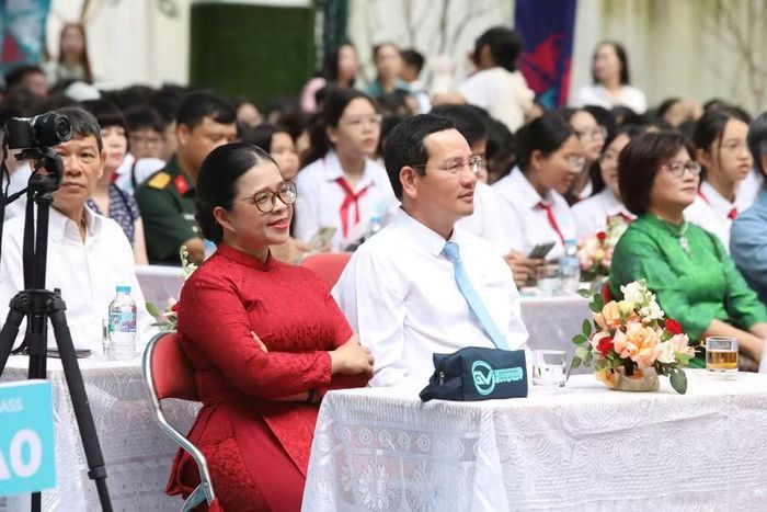 Đại biểu dự khai giảng.