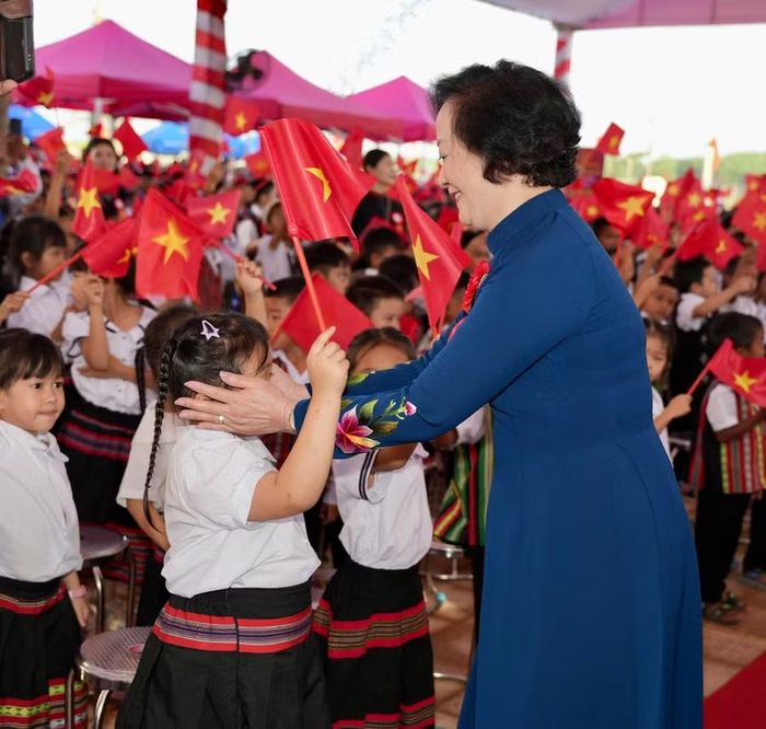 Phó Thủ tướng Phạm Thị Thanh Trà thăm hỏi các học sinh vùng cao TP Huế trong lễ khai giảng.