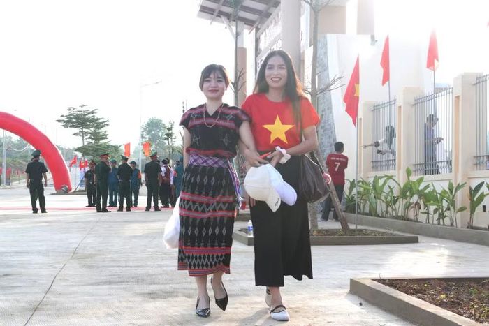 Các phụ huynh phấn khởi và tin tưởng về ngôi trường mới sẽ nâng bước con em được trở thành người tài cho xã hội.