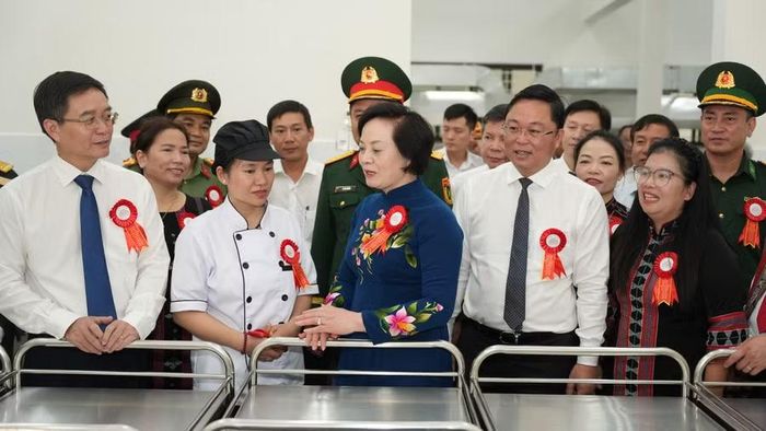 Phó Thủ tướng Phạm Thị Thanh Trà kiểm tra khu vực nhà ăn tại Trường phổ thông nội trú Tiểu học và THCS A Lưới 3.