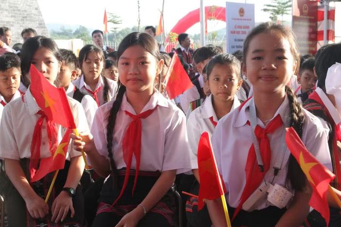 Em Trần Ngọc Bảo Trâm (ngoài cùng bên phải) vui mừng ở lễ khai giảng năm học mới cùng ngôi trường mới hiện đại.
