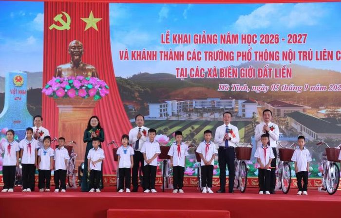 Đại biểu tặng quà cho học sinh có hoàn cảnh khó khăn.