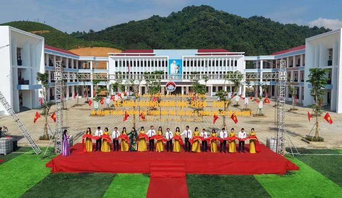 Các đại biểu thực hiện nghi thức cắt băng khánh thành Trường Phổ thông nội trú liên cấp TH&THCS Sơn Kim 1.
