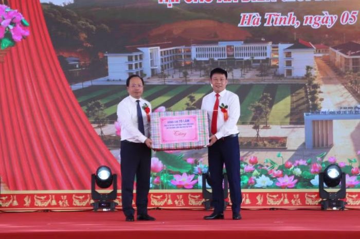 Ông Nguyễn Duy Lâm, Bí thư Tỉnh ủy Hà Tĩnh nhận quà của Tổng Bí thư, Chủ tịch nước Tô Lâm đến với học sinh ở Hà Tĩnh.