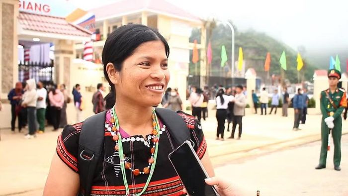 Chị A Lăng Thị Cát rất vui khi con của mình được học ở trường mới.