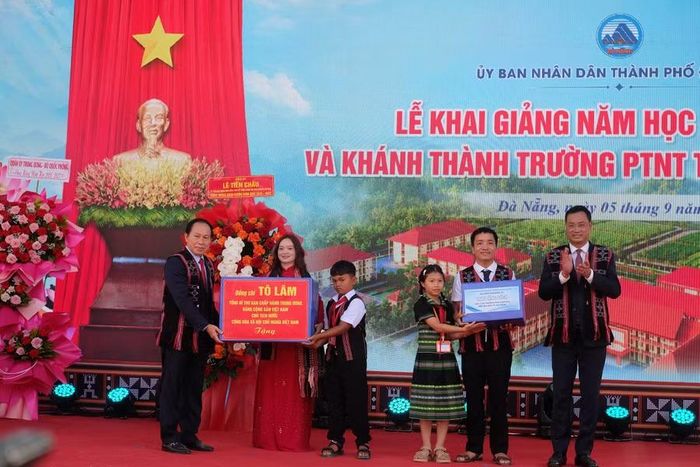 Thừa ủy quyền của Lãnh đạo Đảng, Nhà nước, Phó Thủ tướng Lê Tiến Châu trao quà của Tổng Bí thư, Chủ tịch nước Tô Lâm cho cô trò Trường Phổ thông nội trú Tiểu học & THCS Tây Giang.
