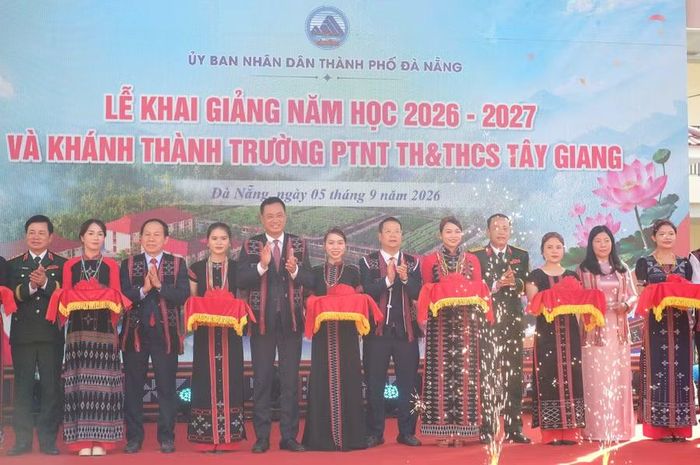 Các đại biểu thực hiện nghi thức cắt băng Khánh thành trường.