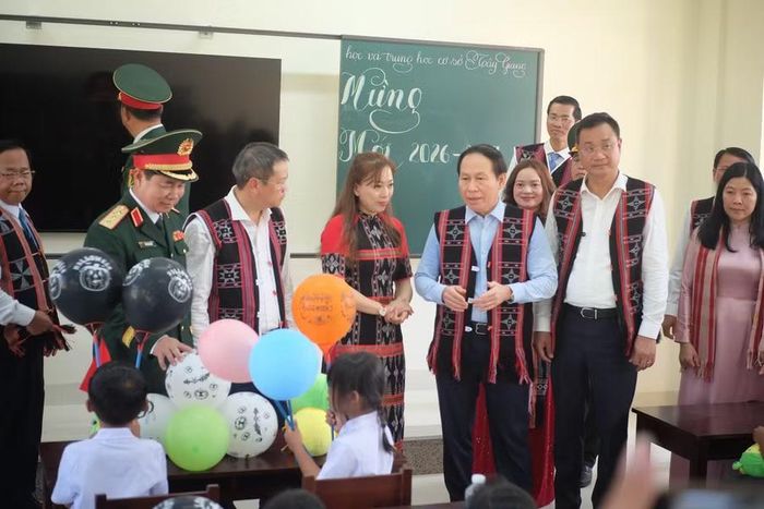 Phó Thủ tướng Lê Tiến Châu trao đổi với cô trò Trường Phổ thông nội trú Tiểu học & THCS Tây Giang.
