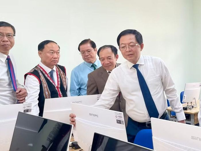 Phó Thủ tướng Hồ Quốc Dũng tham quan cơ sở vật chất của trường.