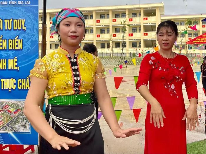Chị Ngân Thị Hằng (bên trái) vui mừng khi con được học tập ở ngôi trường mới.