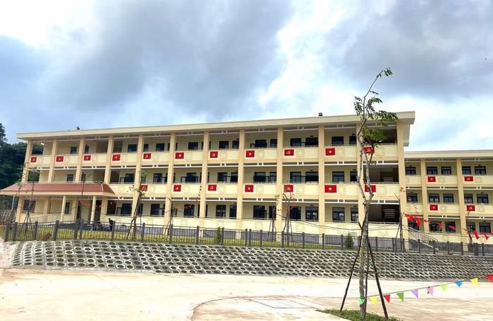 Trường nội trú liên cấp được xây dựng khang trang, hiện đại.