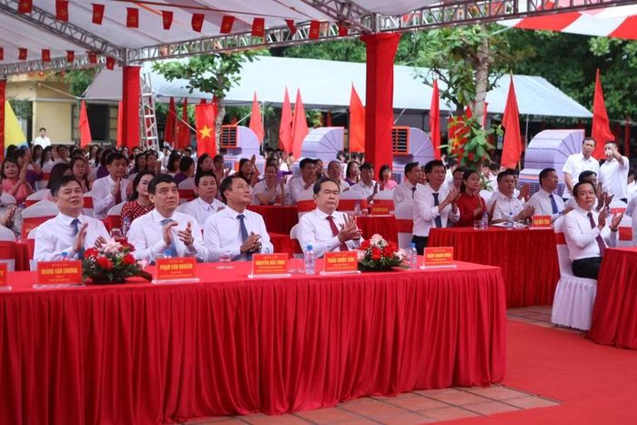 Ủy viên Bộ Chính trị, Chủ tịch Quốc hội Trần Thanh Mẫn cùng đại biểu dự lễ khai giảng.