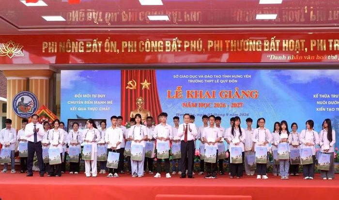 Nhân dịp này, Ủy viên Bộ Chính trị, Chủ tịch Quốc hội Trần Thanh Mẫn trao tặng 35 phần quà cho học sinh Trường THPT Lê Quý Đôn có hoàn cảnh khó khăn vươn lên trong học tập và học sinh đạt thành tích cao trong các cuộc thi.