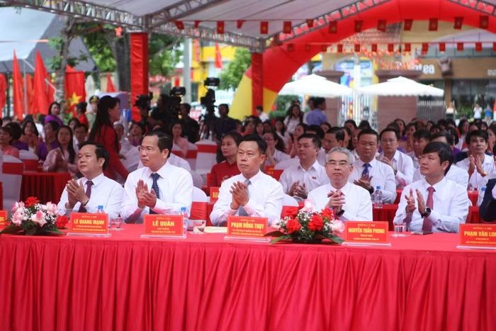 Thứ trưởng Bộ GD&ĐT Lê Quân cùng đại biểu dự lễ khai giảng.
