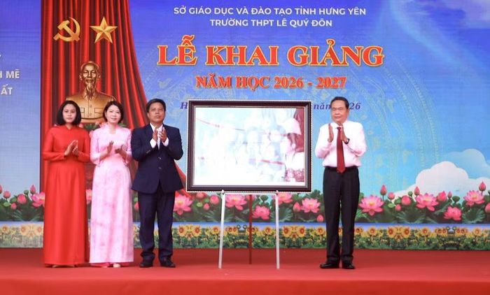 Ủy viên Bộ Chính trị, Chủ tịch Quốc hội Trần Thanh Mẫn tặng quà chúc mừng thầy và trò Trường THPT Lê Quý Đôn nhân dịp khai giảng năm học mới.