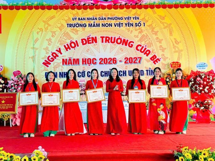 Bà Đỗ Thị Hương, Phó Chủ tịch UBND phường Việt Yên trao khen thưởng cho giáo viên nhà trường có thành tích xuất sắc trong năm học 2025 -2026.