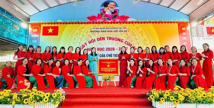 Thừa ủy quyền, bà Đỗ Thị Hương, Phó Chủ tịch UBND phường Việt Yên trao Cờ thi đua cho nhà trường.