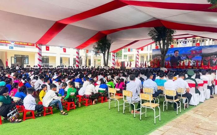 Hơn 700 học sinh dự lễ khai giảng năm học mới tại Trường Phổ thông nội trú Tiểu học và THCS Yên Khương.