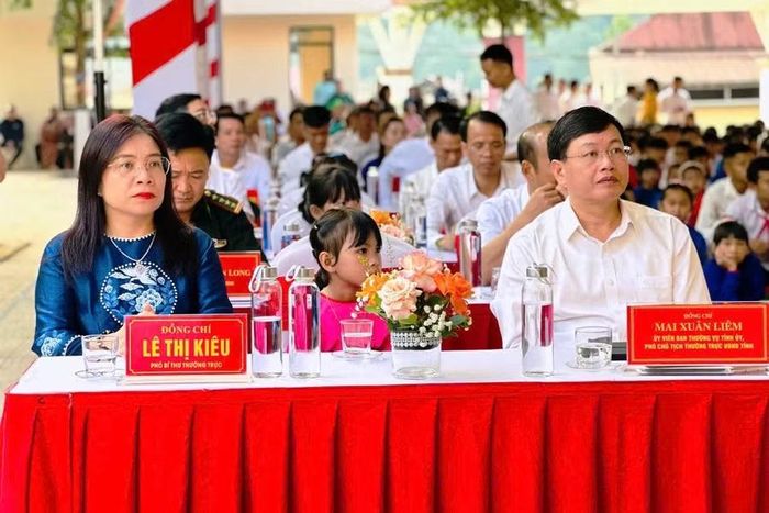 Ông Mai Xuân Liêm - Phó Chủ tịch Thường trực UBND tỉnh Thanh Hóa dự lễ khai giảng tại Trường Phổ thông nội trú Tiểu học và THCS Yên Khương.