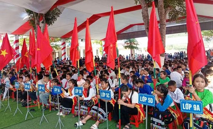 Học sinh Trường Phổ thông nội trú Tiểu học và THCS Yên Khương trong ngày khai giảng năm học mới.