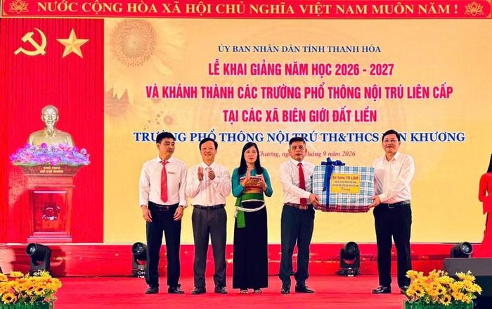 Ông Mai Xuân Liêm - Phó Chủ tịch Thường trực UBND tỉnh Thanh Hóa trao quà tặng Trường Phổ thông nội trú Tiểu học và THCS Yên Khương.