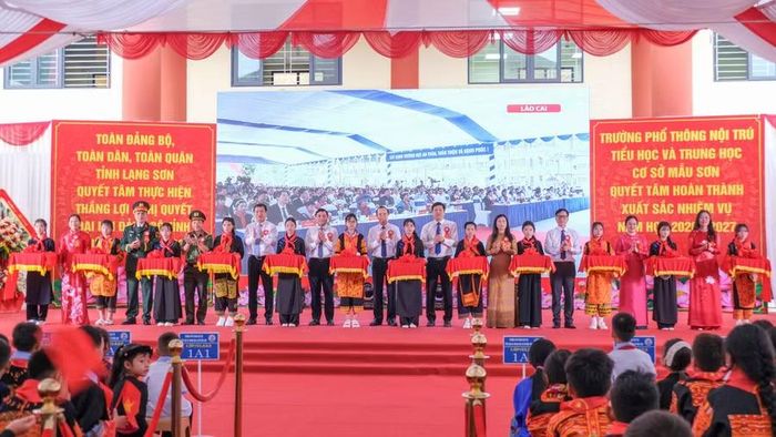 Các đại biểu thực hiện nghi thức cắt băng khánh thành Trường Phổ thông nội trú Tiểu học và THCS Mẫu Sơn.