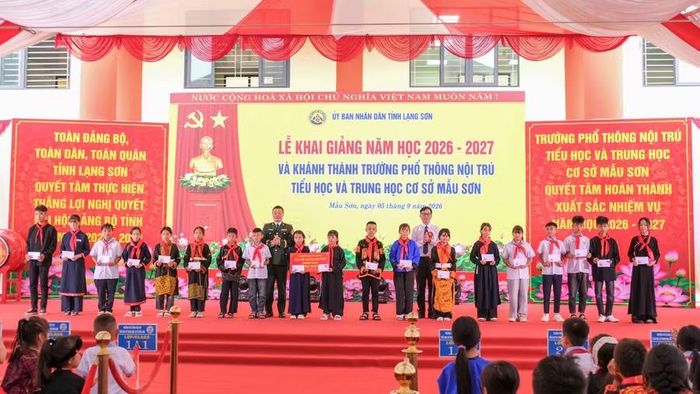 Các đại biểu tặng quà nhà trường, học sinh.