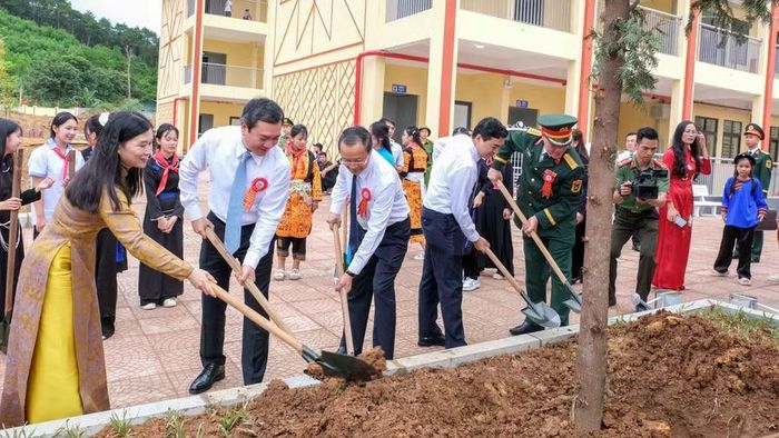 Thứ trưởng Phạm Ngọc Thưởng và các đại biểu trồng cây lưu niệm trong khuôn viên nhà trường.