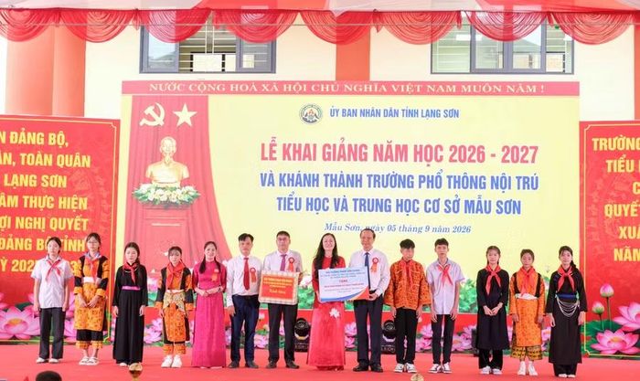 Thứ trưởng Phạm Ngọc Thưởng tặng quà nhà trường và học sinh.