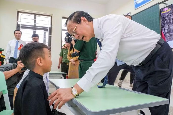 Thứ trưởng Phạm Ngọc Thưởng tham quan cơ sở vật chất nhà trường và hỏi thăm các em học sinh.