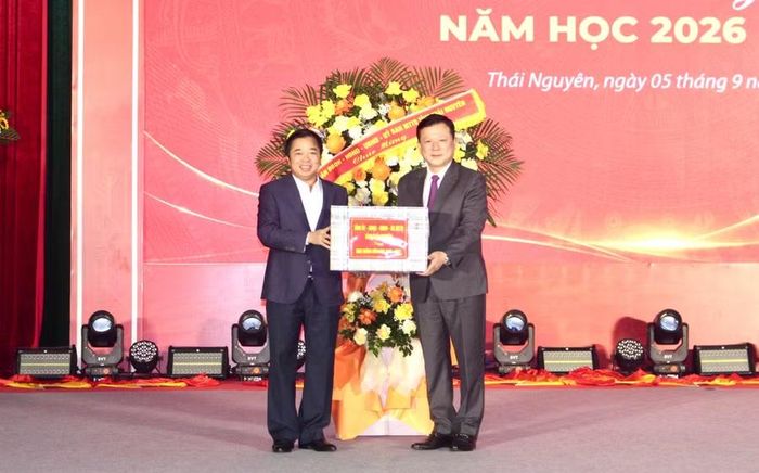 Lãnh đạo tỉnh Thái Nguyên tặng hoa và quà chúc mừng Đại học Thái Nguyên nhân dịp năm học mới.