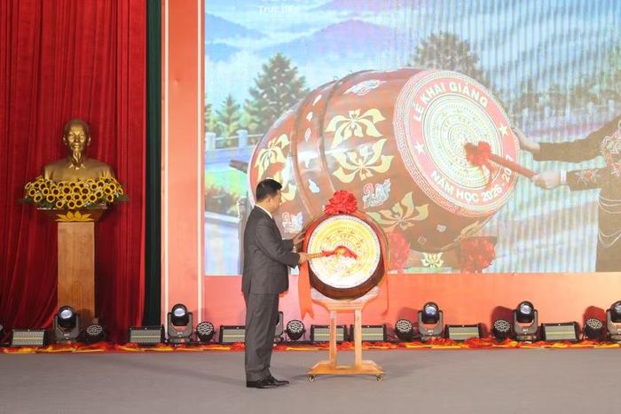 PGS.TS Hoàng Văn Hùng đánh trống khai trường.