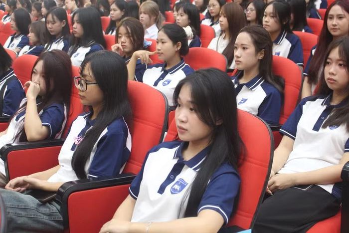 Sinh viên tham dự chương trình.