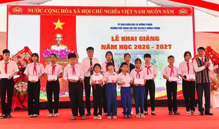 Tặng quà cho học sinh Trường phổ thông nội trú Tiểu học và THCS Hướng Phùng nhân ngày khai giảng.