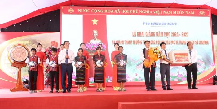 Ông Nguyễn Văn Phương, Bí thư Tỉnh uỷ tặng quà của Tổng Bí thư, Chủ tịch nước Tô Lâm đến học sinh nhà trường.